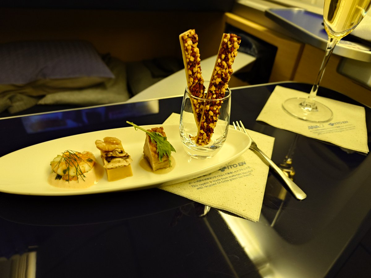 t2nr_m2ok's tweet image. First time to fly first class.
Surprisingly, the service was very average. 
I didn't eat much in the lounge and didn't order a la carte on the plane.

#NH12 #ANA #ANAFirstclass #inflightmeal #Haneda #anaファーストクラス #anaファーストクラス機内食 #firstclass #JA787A  #ORD