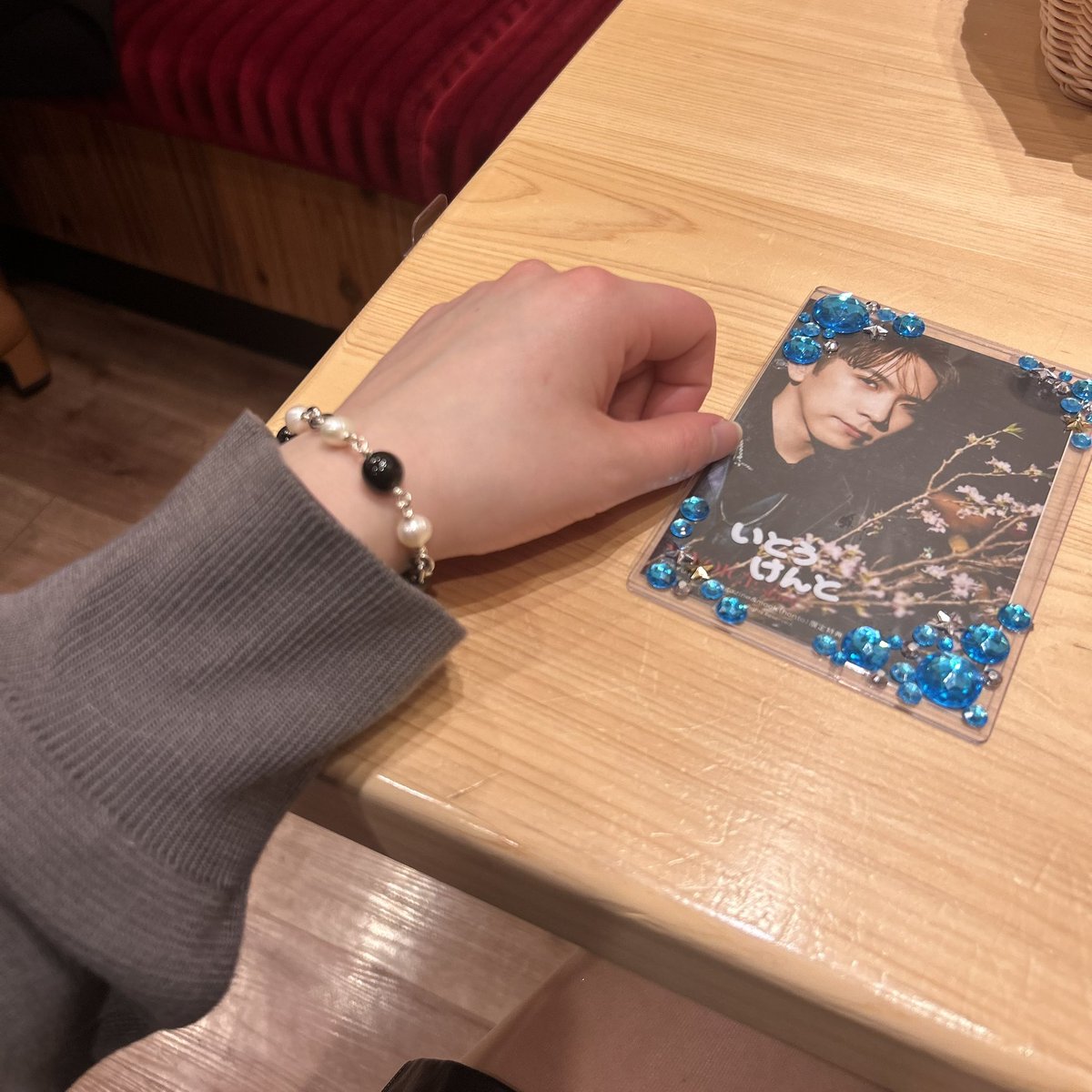 ten_oshi27ru's tweet photo. #linoh×#伊東健人

届きました！！実は昨日のグレシプイベントで早速着用…！あまりに着心地が良すぎる…！
ブレスレットも素敵過ぎて、暇さえあれば付けてます…😆
本当に素敵なコラボを、素敵なお洋服、アクセサリーをありがとうございます🌸
大切に、大切に、大切に着用させて頂きます🌱 https://t.co/EPugldZZya