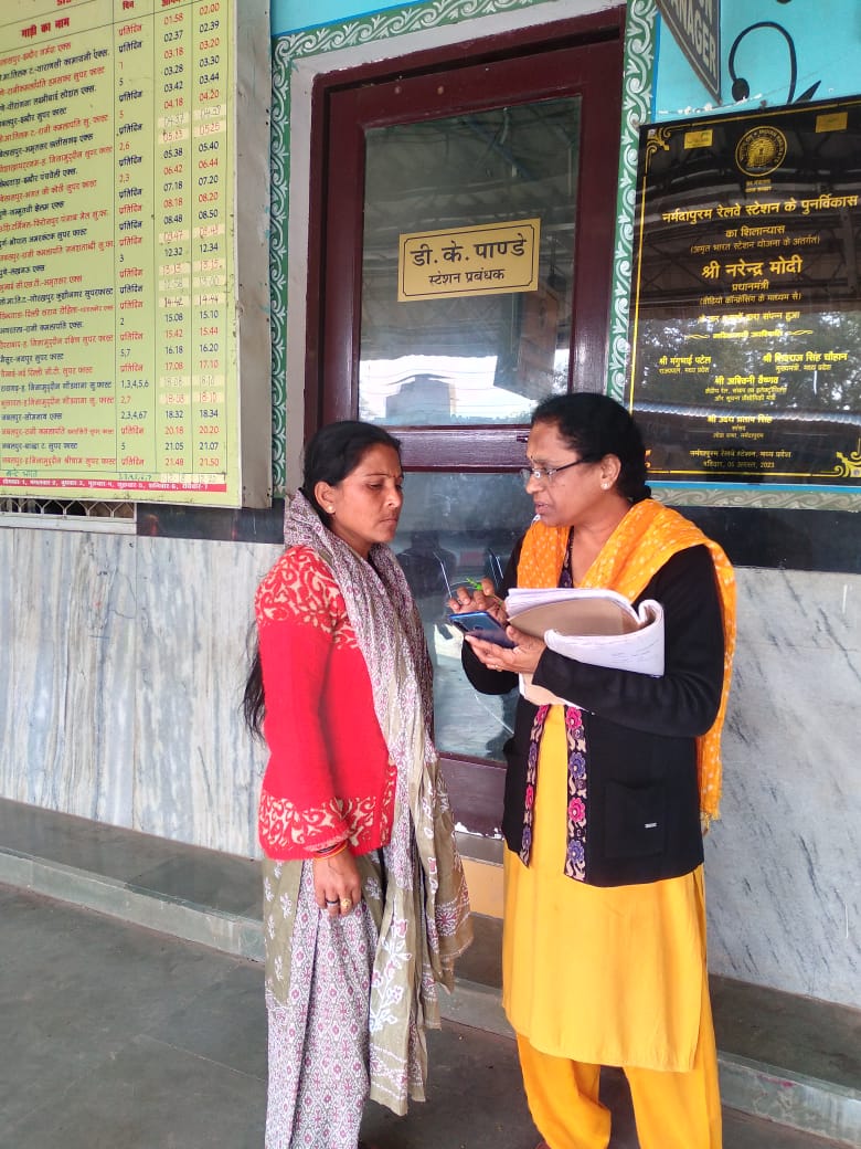 BhopalDivision's tweet photo. #UTSMobileApp  मंडल के विभिन्न स्टेशनों पर रेल यात्रियों को दी गई  UTS Mobile App के उपयोग संबंधी जानकारी  #IndianRailways @RailMinIndia @gmwcrailway @wc_railway @drmkota @drmjabalpur @AshwiniVaishnaw @DarshanaJardosh @raosahebdanve https://t.co/2ndEczGzqs
