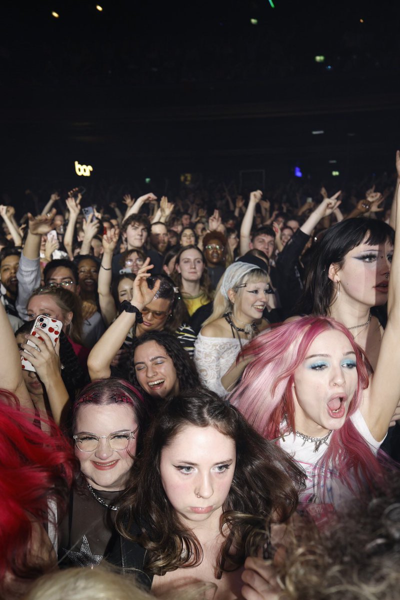 slayyyter's tweet photo. LONDON. the final show of club valentine. thank you for everything. pics by @thecobrasnake 🍸 https://t.co/0vYOHyxB2Y