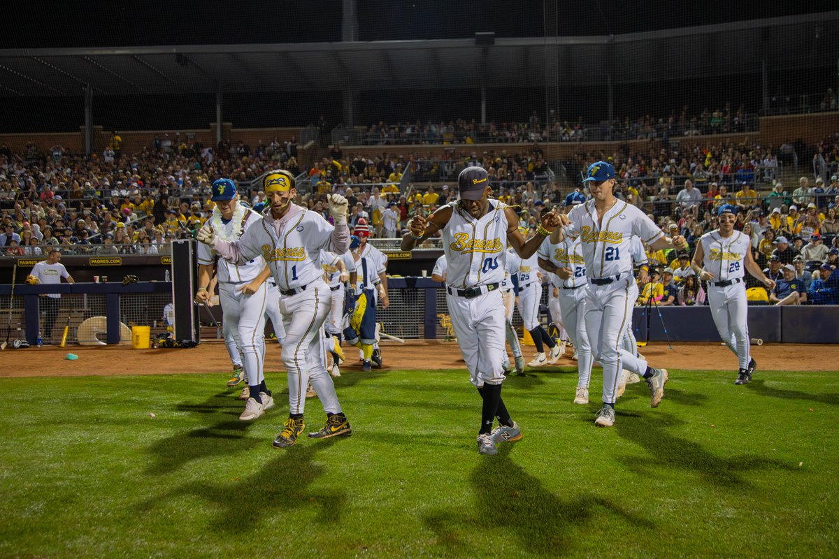 TheSavBananas's tweet photo. Thanks for the best. weekend. ever Peoria, you’ve been amAZing! We loved having all 33,000 of you dancing with us all three sold out nights. From special appearances from Taylor Swift and Justin Bieber🤪to double dutching on home plate, we have enjoyed every last second. And not to mention, we ended the weekend with two wins, taking home the win in Peoria. 🫶
Savannah, we’re coming home!