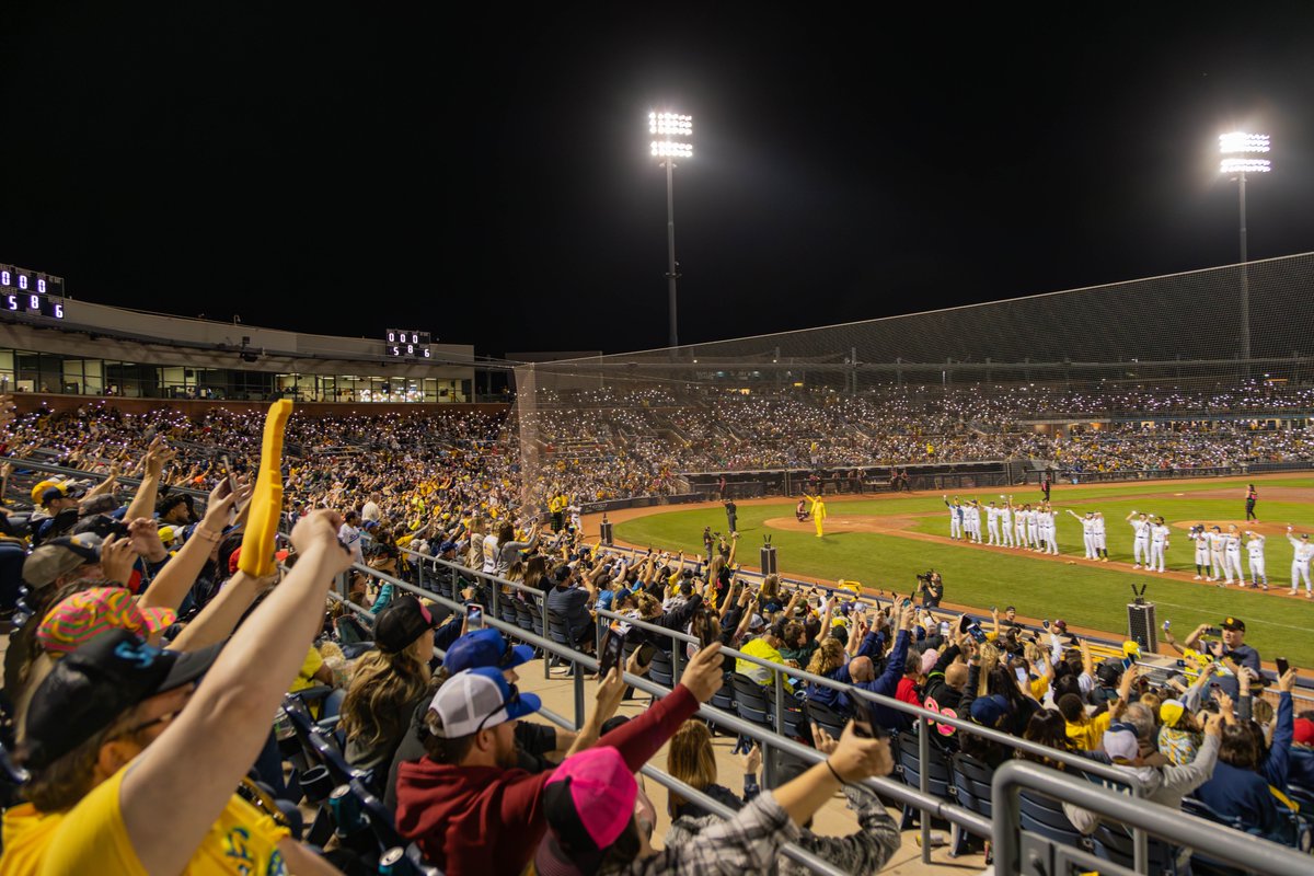 TheSavBananas's tweet photo. Thanks for the best. weekend. ever Peoria, you’ve been amAZing! We loved having all 33,000 of you dancing with us all three sold out nights. From special appearances from Taylor Swift and Justin Bieber🤪to double dutching on home plate, we have enjoyed every last second. And not to mention, we ended the weekend with two wins, taking home the win in Peoria. 🫶
Savannah, we’re coming home!