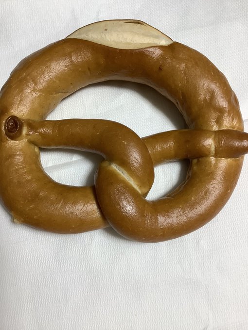 ブレッツェル…1回食べてみたかったんだよね

気分はドイツ人ダヨ٩( ᐛ )و 