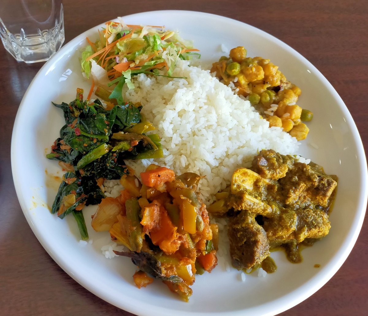 newhalfmiku's tweet image. 山武市 ムファー 🇱🇰 初訪問
ランチビュッフェ1200円 
米が短い？でもパラパラで香りある。これはキーリサンバ米！美味しい！おかわり2回w カレーは骨付きマトン。骨をしゃぶり倒す🤤
#MUFA