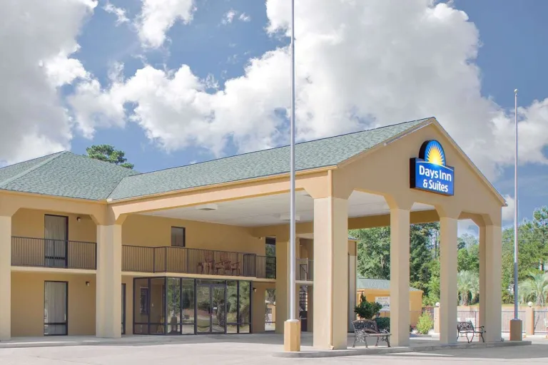VisitEnterprise's tweet photo. Days Inn
Begin your day with a free Daybreak continental breakfast, and use free WiFi to search for attractions from your hotel room. Take advantage of guest laundry facilities, or cool off with a swim in our seasonal outdoor pool. Guests get free access to the nearby gym. https://t.co/X36B3emKMm