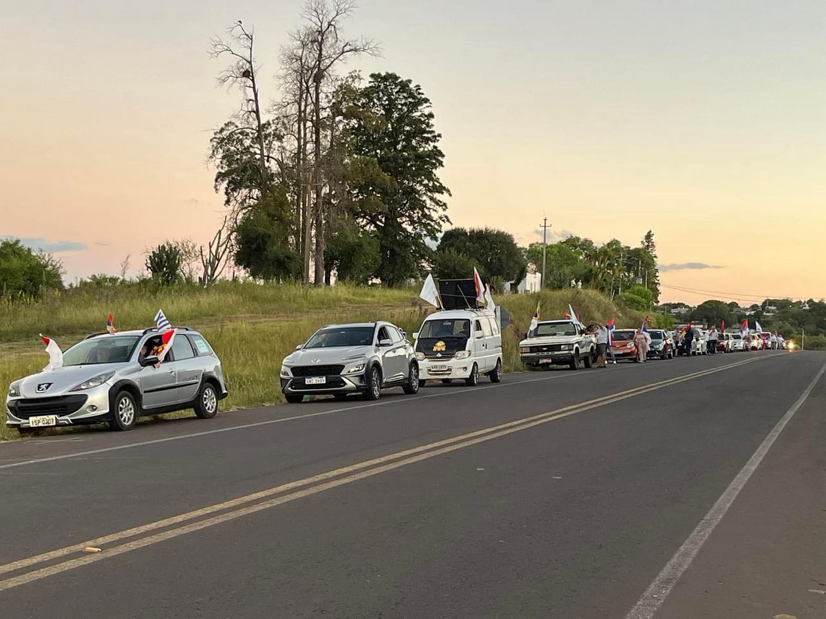 AndresLimaFA's tweet photo. Vamos recuperando espacios y también el cariño y el afecto hacia el @Frente_Amplio en cada pueblo y en cada ciudad. Ayer en Artigas muy buena caravana y muy buen acto por nuestro aniversario. ¡Vamos compañeras y compañeros que nos espera el pueblo y una gran victoria en Octubre!! https://t.co/BgrtxiHlJU