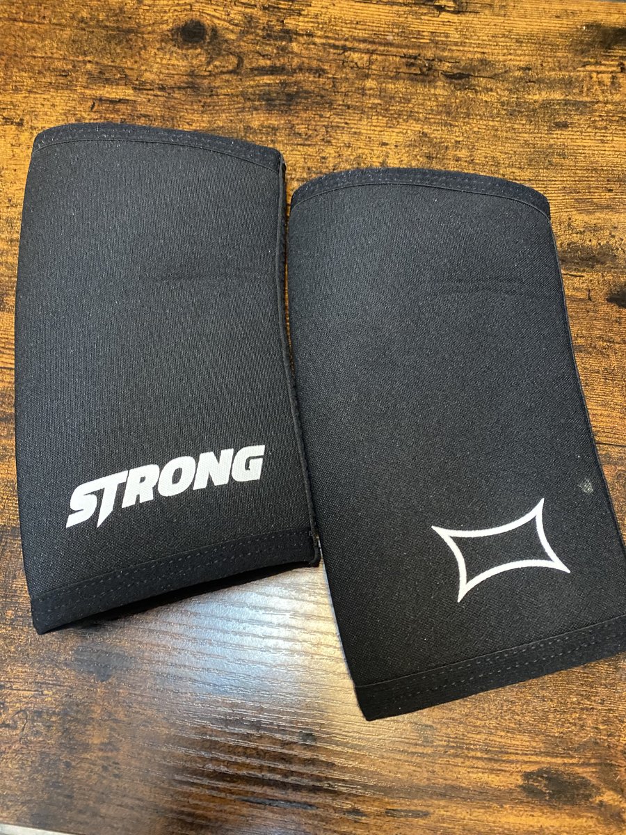 I am not a paid spokesman (yet?? 🤷‍♂️) for @MarkSmellyBell Sling Shot STrong Elbow Sleeves, but I have begun wearing them religiously during training and they seem to be helping these middle aged joints. Branching out to the wrist wraps next.