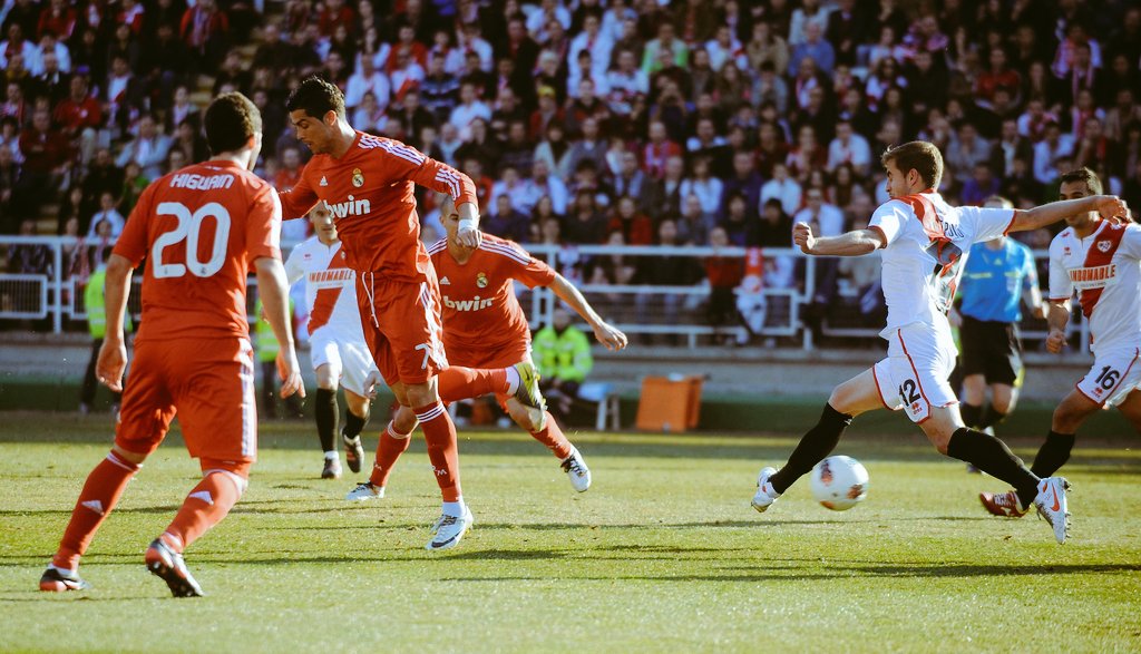 DonShelby_'s tweet photo. Vallecas. 
Partido con sol. 
Recuerdos de un gol histórico. https://t.co/UurzQNx34j