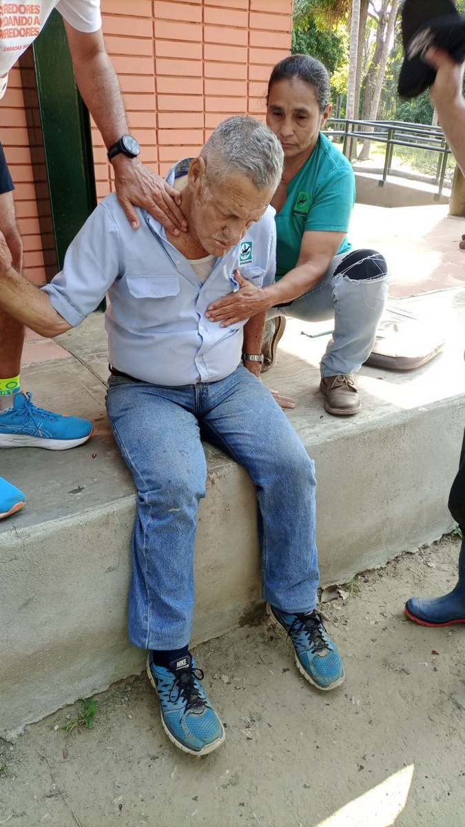 InforTvenezuela's tweet photo. Un adulto mayor se encuentra en Parque del Este , municipio Sucre en Caracas , con fuerte dolor en el pecho necesita ayuda primeros auxilios.
Al parecer trabaja dentro del mismo lugar en el que se encuentra con su situación de su salud.
@bomberosdc @InparquesVzla @paramedicosmtt https://t.co/zpaNEloShf
