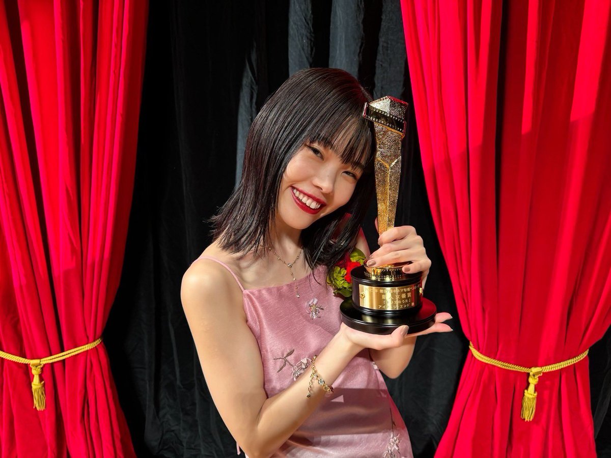 aina_THEEND's tweet photo. 【新人女優賞受賞!!🏆】
2023年 第97回 #キネマ旬報ベストテン 表彰式に出席させていただき、
映画『#キリエのうた』にて、
新人女優賞をいただきました💐
ありがとうございます！

見逃した方はこちらから是非ご覧ください🌹
https://t.co/FRSPQYrrCd

@kyrie_uta
@kinejun_books
#アイナジエンド https://t.co/o5GWyXx8K6