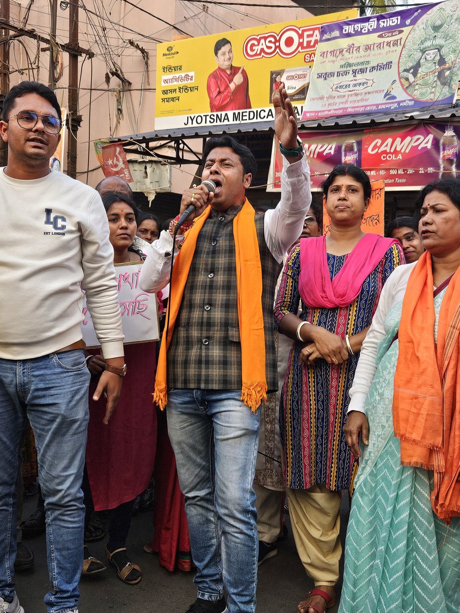 Rajibroybjp's tweet photo. সন্দেশখালিতে মা বোনদের ওপরে তৃণমূলের গুন্ডাবাহিনীর পাশবিক অত্যাচারের প্রতিবাদে #বনগাঁ_সাংগঠনিক_জেলার #কল্যাণী_বিধানসভা_যুবমোর্চার পক্ষ থেকে মদনপুরে পথ অবরোধ
@Amitava_BJP @BJP4Bengal @DrSukantaBJP @IndranilKhan @Priyankabjym @SuvenduWB @tjt4002 @Debdas4Bjp @sevakaroon @Bjp_Debjit https://t.co/sjbNqB9iiN