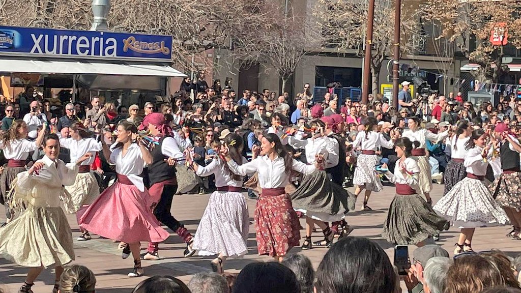 Junts per la Garriga (@juntsxlg) on Twitter photo La Plaça Can Dachs plena de gom a gom per gaudir de la música i la dansa del ball de Gitanes en el 200 aniversari d'aquesta tradició local.
👏🏻 L'enhorabona <a href="/GitanesLG/">Ball de Gitanes de la Garriga</a>.
Fusta!
#laGarriga La Plaça Can Dachs plena de gom a gom per gaudir de la música i la dansa del ball de Gitanes en el 200 aniversari d'aquesta tradició local.
👏🏻 L'enhorabona <a href="/GitanesLG/">Ball de Gitanes de la Garriga</a>.
Fusta!
#laGarriga