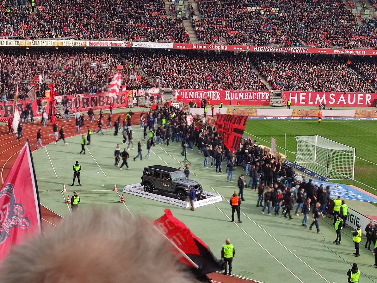 clubgefluester's tweet image. Das ist eine #Grenzüberschreitung, die gar nicht geht! 
Aus der #Nordkurve steigen mindestens hundert Zuschauer über den Zaun in den Stadion-Innenraum. Würd mich nicht wundern, wenn es zum #Spielabbruch kommt?!
#fcn #fcnfck #fck