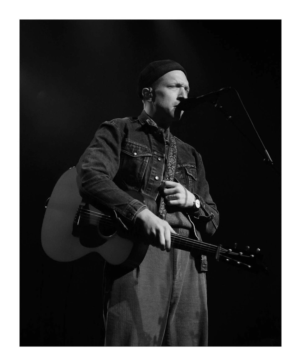 khennessyphotos's tweet photo. Some Black &amp; White moments captured of Tyler Childers 🖤🤍
.
I wish I could do this all over again. It truly was the most memorable evening 🥲
.
#TylerChilders #mulepull24tour #TheThinAir #mcdproductions 
.
@TTChilders - @thethinair - @mcd_productions - @3olympiatheatre https://t.co/lM2B1u6XgM