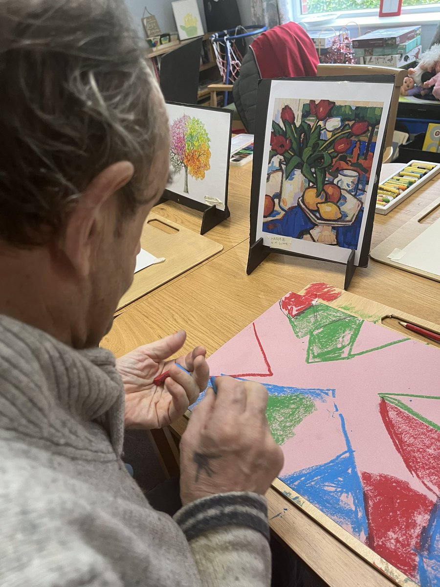 BeechHallLeeds's tweet photo. Lovely arts and crafts with @creativemindsan ❤️ @AnchorLaterLife 😍 https://t.co/isWkx3ofQz