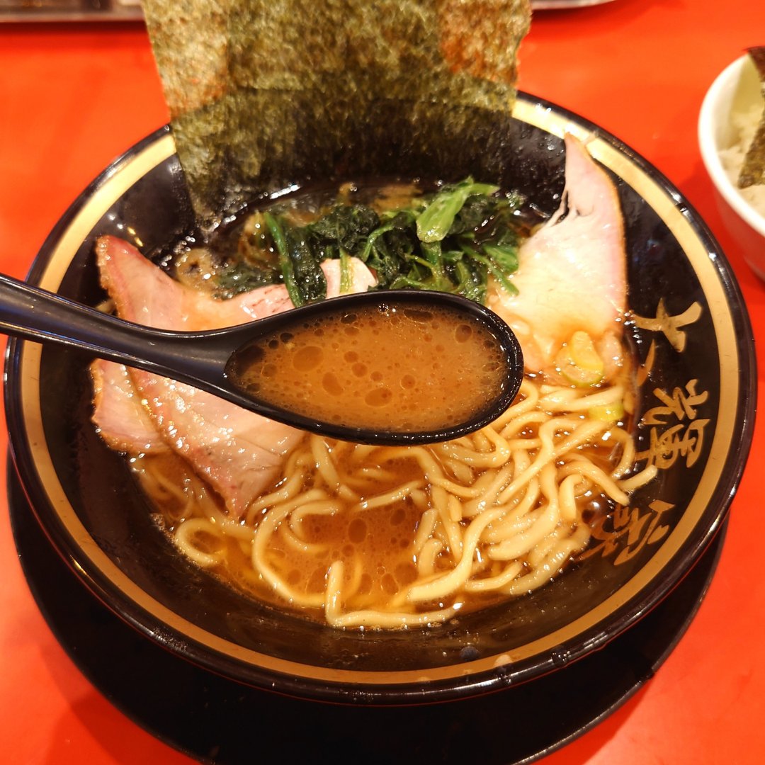ramen__engineer's tweet photo. 店名：横浜家系ラーメン #大輝家
メニュー：ラーメン(並) 800円

横浜家系ラーメン志田家で修業した店主が2022年6月蒲田にオープンした人気店🍜
ライス終日無料が嬉しいのはもちろん、体に染みる濃厚醤油豚骨スープが病みつきになる絶品ででした👍

詳しい情報はブログへ↓
https://t.co/gxvouo2tEr https://t.co/qdFpya20N7