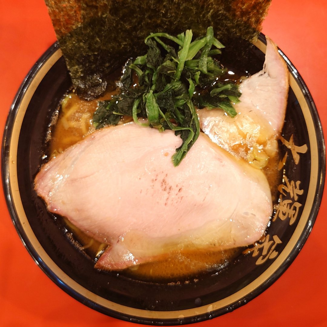 ramen__engineer's tweet photo. 店名：横浜家系ラーメン #大輝家
メニュー：ラーメン(並) 800円

横浜家系ラーメン志田家で修業した店主が2022年6月蒲田にオープンした人気店🍜
ライス終日無料が嬉しいのはもちろん、体に染みる濃厚醤油豚骨スープが病みつきになる絶品ででした👍

詳しい情報はブログへ↓
https://t.co/gxvouo2tEr https://t.co/qdFpya20N7
