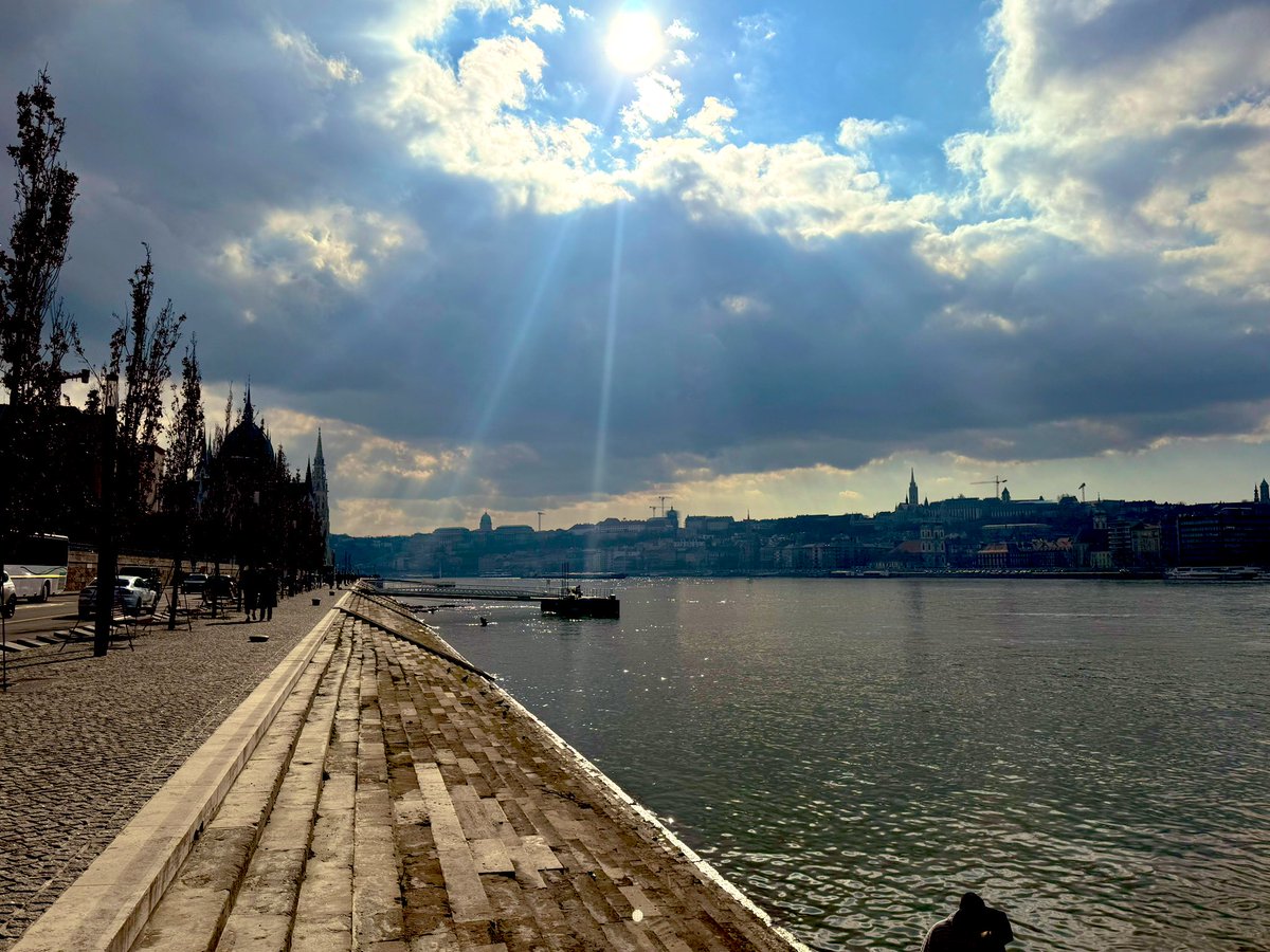 Sunrays in #Budapest final day for us in this beautiful city. <a href="/StormHour/">#StormHour</a> <a href="/ThePhotoHour/">#ThePhotoHour</a> <a href="/weathernetwork/">The Weather Network</a> <a href="/CloudAppSoc/">Cloud Appreciation Society</a> <a href="/EarthandClouds2/">Earth and Clouds II</a> <a href="/EarthandClouds/">Earth and Clouds</a> <a href="/Jacksweatherch1/">Jack March Photography📸</a>