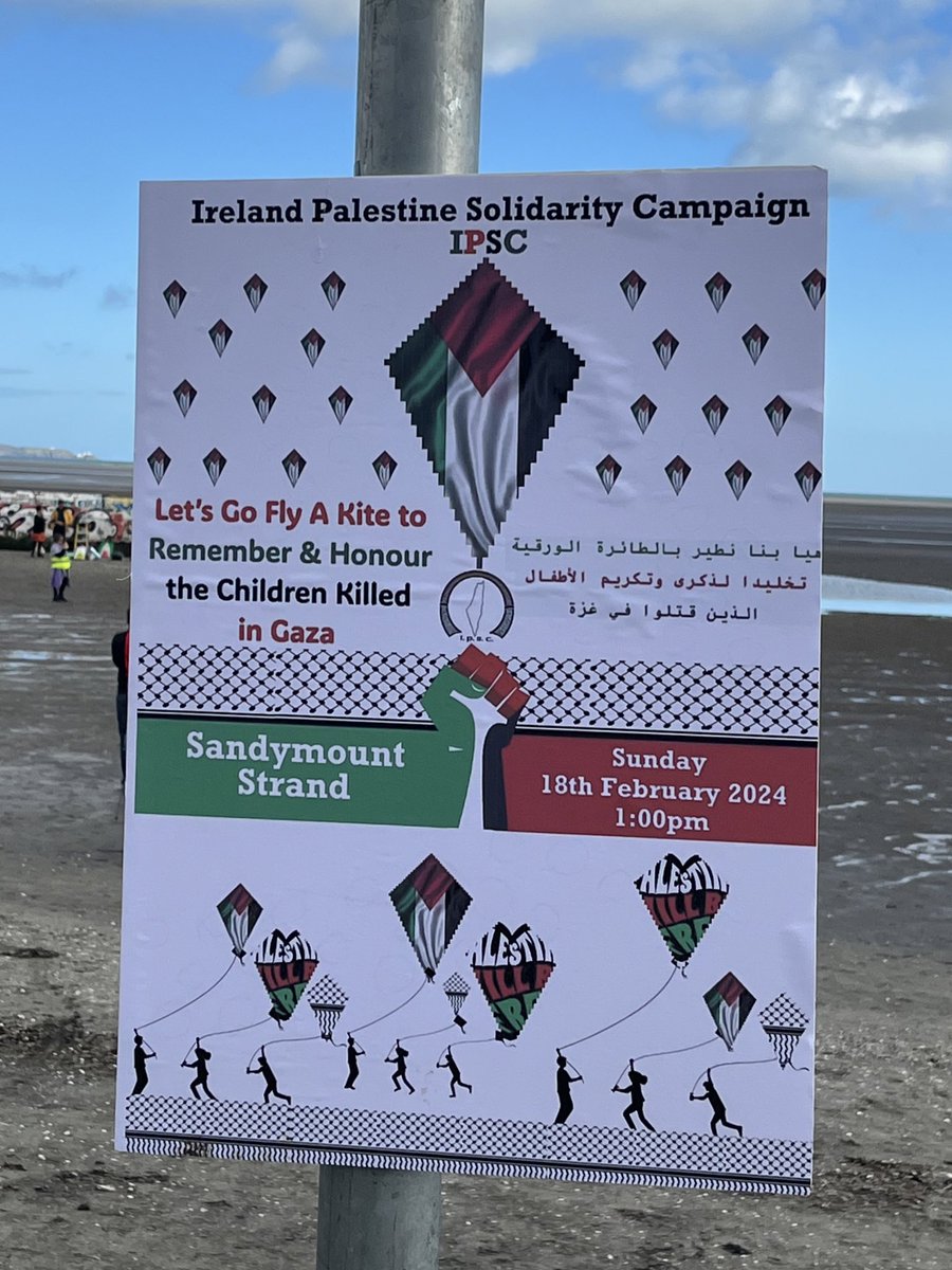 Colourful scenes in Sandymount as crowds gather to fly a kite to show their support for Palestine 🇵🇸 
 
The event runs until 3:30 if anyone is interested in coming down 🪁
 
#Palestine #Dublin @ipsc48