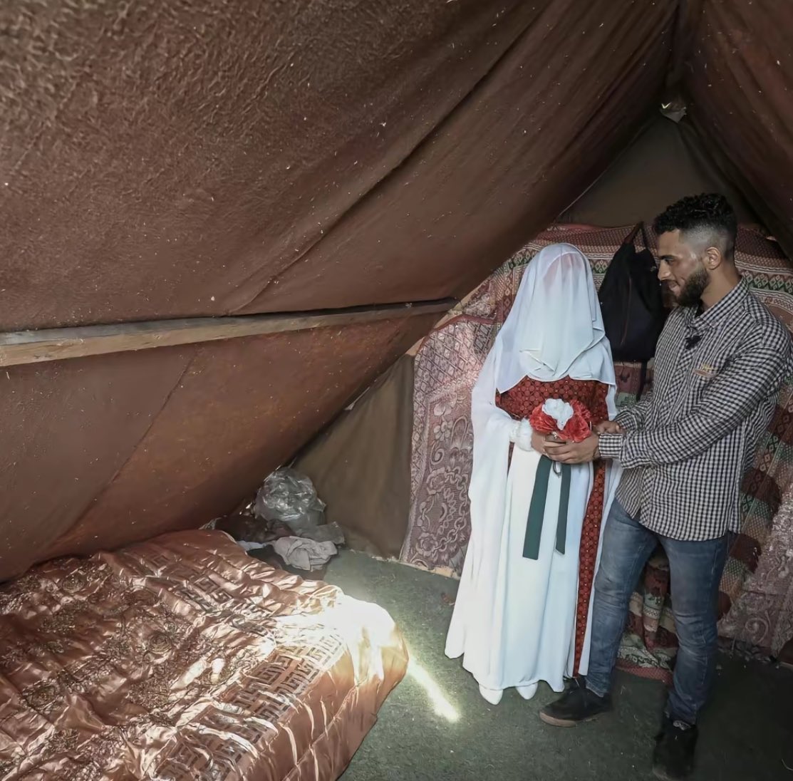 jyy_msrya's tweet photo. Un couple palestinien 🇵🇸 a célébré son mariage dans le camp .. https://t.co/isKzcKMEjw