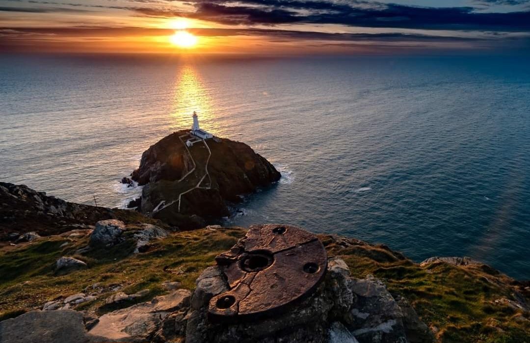 This evening's sunset at South Stack Lighthouse Ynys Môn @AngleseyScMedia @BBCWalesNews @DerekTheWeather @metoffice @Ruth_ITV @S4Ctywydd @SonyAlpha @Kasefilters @ItsYourWales @SabrinaJayneLee @BBCWthrWatchers @itvweather @VisitAnglesey @VisitWalesBiz @WalesCoastPath