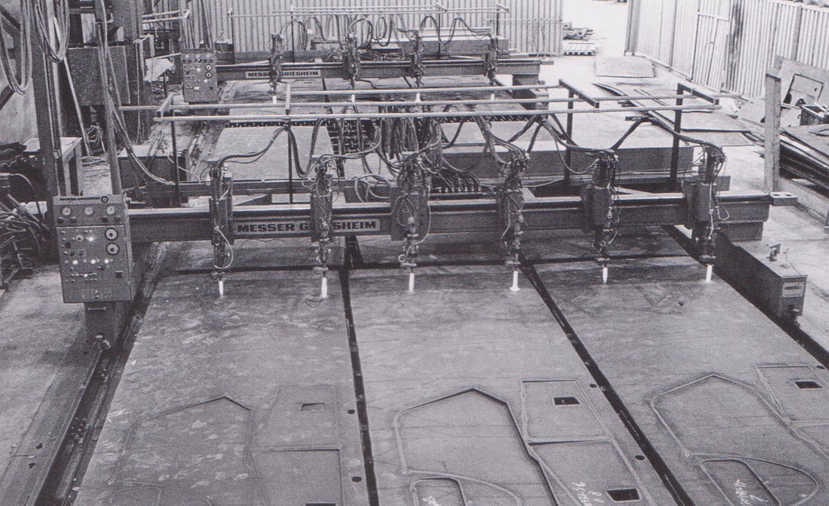 CRIB_Cate's tweet photo. Production and assembly of various 2S3 components.
The left image shows the production of 2S3 parts using an "Omnimat" gas cutter, carried out by the 470th Workshop Hall. The right image is the turret assembly.
#Tanks, #2S3, #coldwar https://t.co/bA5TXSe9nm