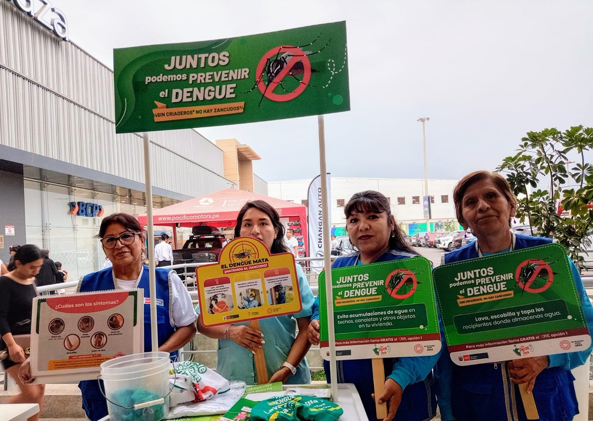 Minsa_Peru's tweet photo. #UnidosContraElDengue en #Ica 🇵🇪 | Intensificando las acciones preventivas contra el dengue, personal de la #Diresa y agentes comunitarios de salud, llegaron al centro comercial #Megaplaza para enseñarle a la ciudadanía el correcto lavado, escobillado y tapado de recipientes donde se almacena agua.