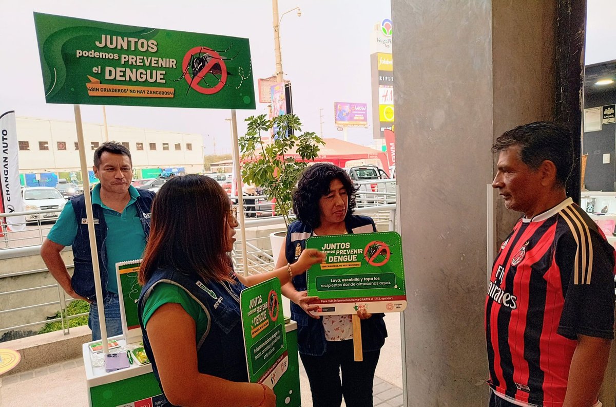 Minsa_Peru's tweet photo. #UnidosContraElDengue en #Ica 🇵🇪 | Intensificando las acciones preventivas contra el dengue, personal de la #Diresa y agentes comunitarios de salud, llegaron al centro comercial #Megaplaza para enseñarle a la ciudadanía el correcto lavado, escobillado y tapado de recipientes donde se almacena agua.