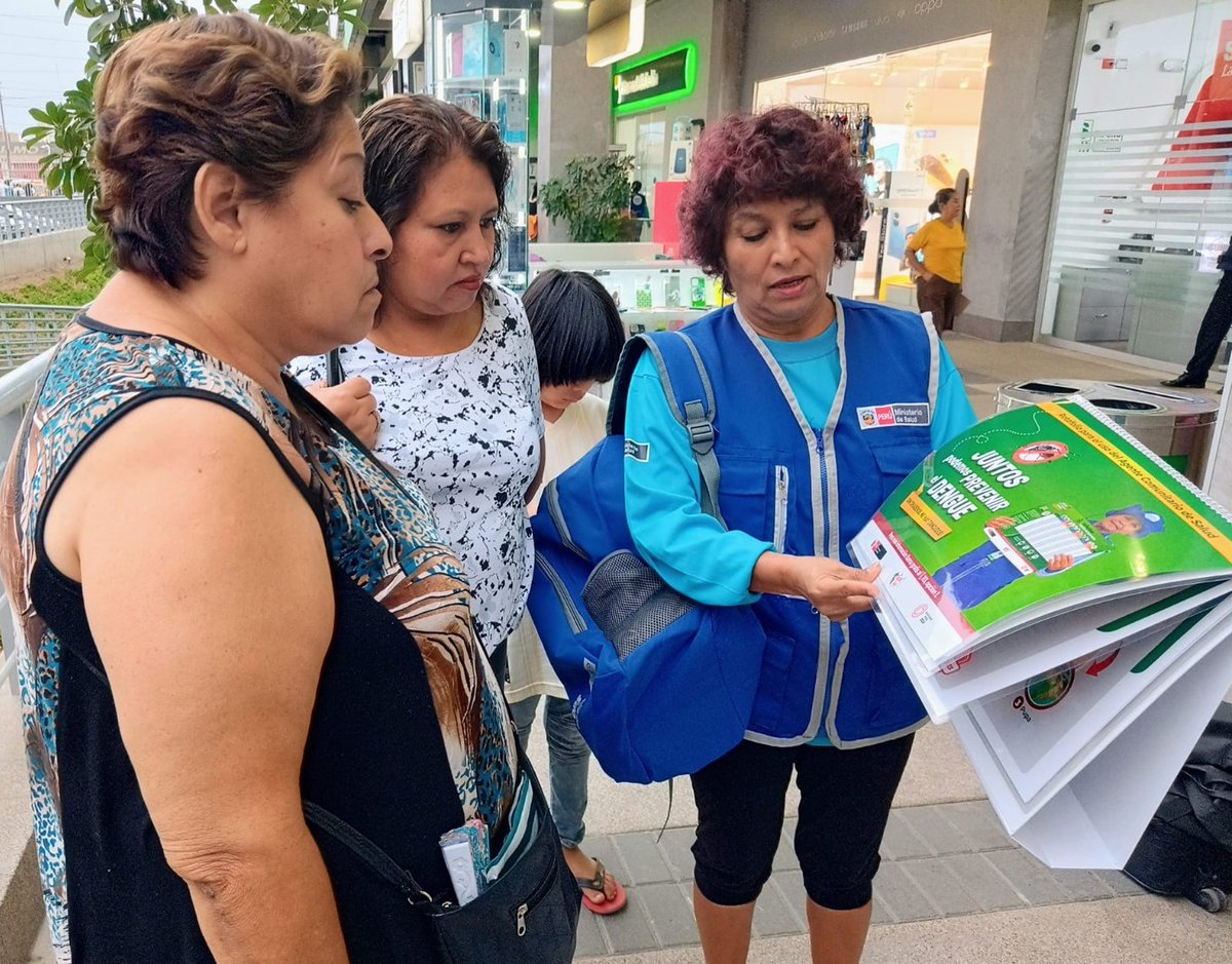 Minsa_Peru's tweet photo. #UnidosContraElDengue en #Ica 🇵🇪 | Intensificando las acciones preventivas contra el dengue, personal de la #Diresa y agentes comunitarios de salud, llegaron al centro comercial #Megaplaza para enseñarle a la ciudadanía el correcto lavado, escobillado y tapado de recipientes donde se almacena agua.
