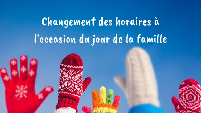 De multiples mains revêtues de moufles et de gants colorés s'élèvent vers le ciel.
Un texte blanc indique « Changements des horaires à l'occasion du jour de la famille »