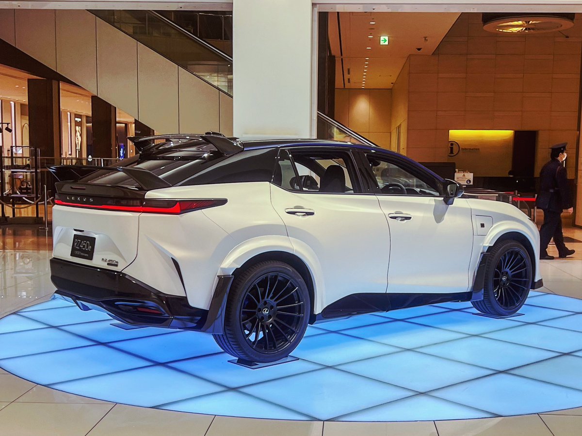 ryogoro0421's tweet photo. LEXUS、「RZ450e」
特別仕様車“F SPORT Performance”

空力開発は室屋さんはじめ
LEXUS PATHFINDER AIR RACINGの皆さんが力を注ぎ込んだ
限定100.台のBEV。

#RZ450.e #特別仕様車 #レクサス #special #車好き #LEXUS #LEXUSRZ #室屋義秀 #空力 #FSPORTPerformance #BEV #EV #電気自動車 #技術 #未来 https://t.co/dQ3AG6L0JC