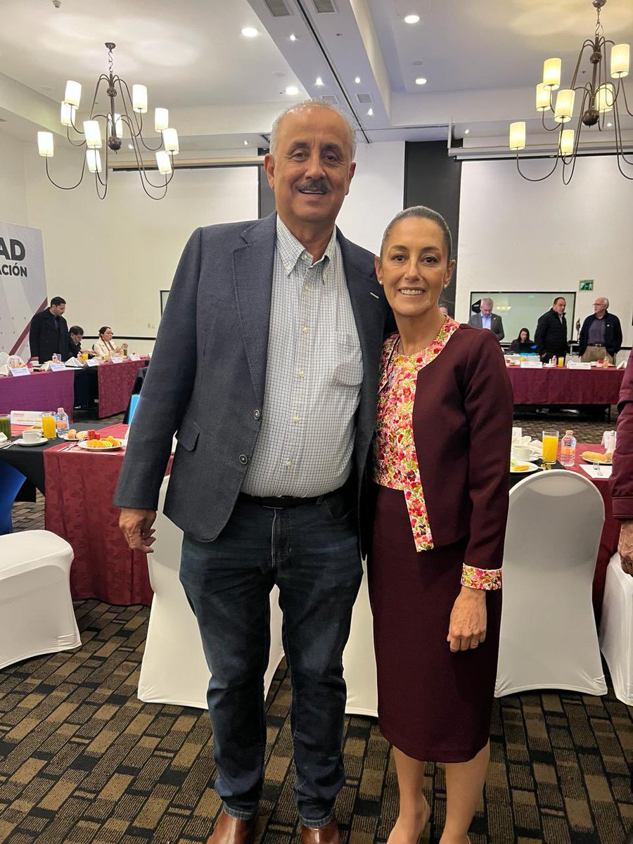 cmmerino's tweet photo. Este domingo saludé y dialogué con @Claudiashein en un desayuno celebrado en la Ciudad de México. https://t.co/WJXp3yY0Uh