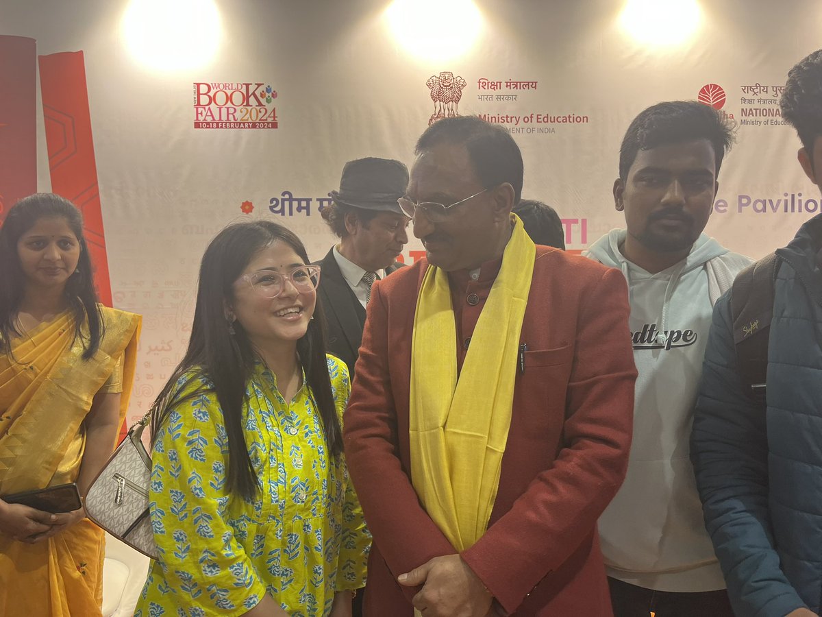 RAWATBHAWNA's tweet photo. आज @WorldBookFair प्रगति मैदान में @DrRPNishank से मुलाक़ात हुई, हालाँकि मुझे बस इतना पता था के हम एक ही प्रदेश के हैं, पर आज अपने पिताजी से बात करके पता चला के हमारा गावँ भी आस पास ही है! 

@bjputtarakhand 

#worldbookfair #pragatimaidan #bjp https://t.co/zVLblKHLqj