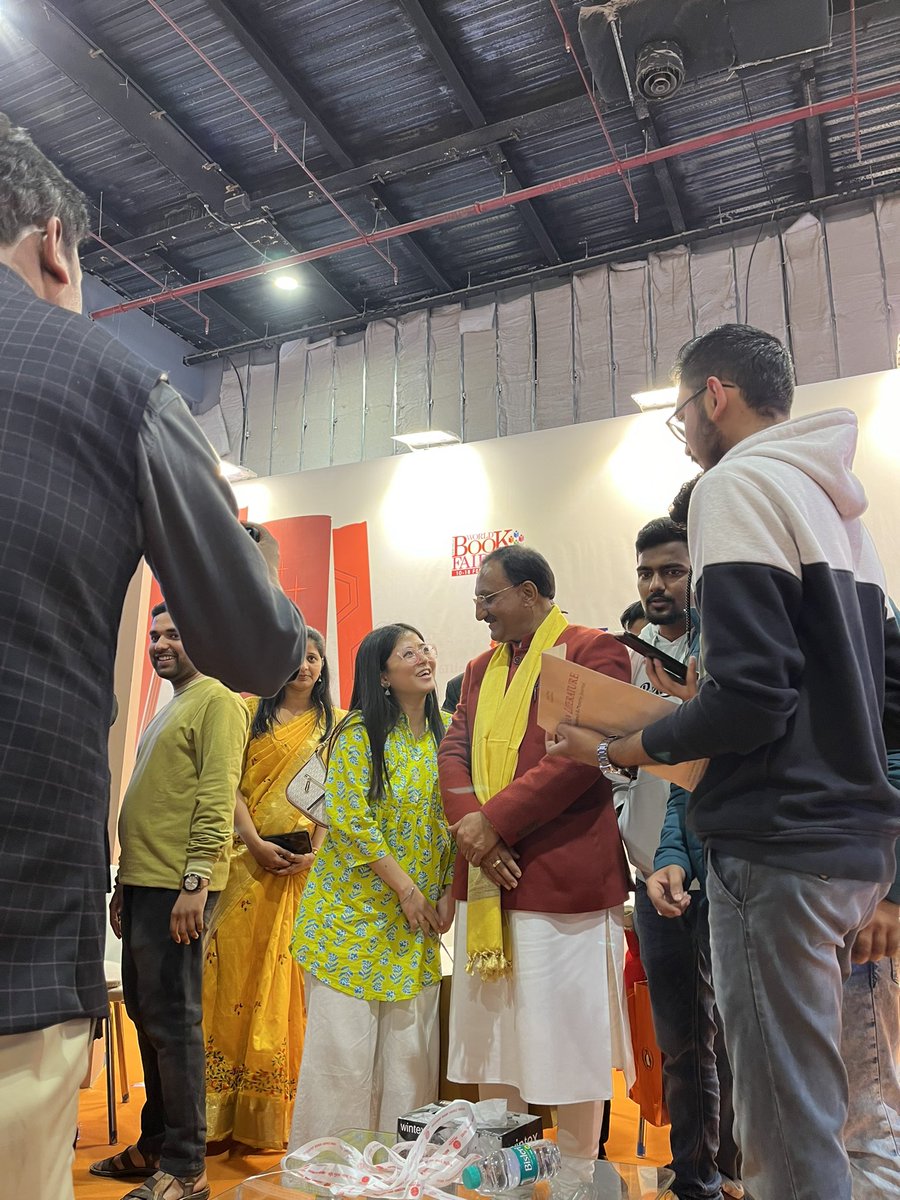 RAWATBHAWNA's tweet photo. आज @WorldBookFair प्रगति मैदान में @DrRPNishank से मुलाक़ात हुई, हालाँकि मुझे बस इतना पता था के हम एक ही प्रदेश के हैं, पर आज अपने पिताजी से बात करके पता चला के हमारा गावँ भी आस पास ही है! 

@bjputtarakhand 

#worldbookfair #pragatimaidan #bjp https://t.co/zVLblKHLqj