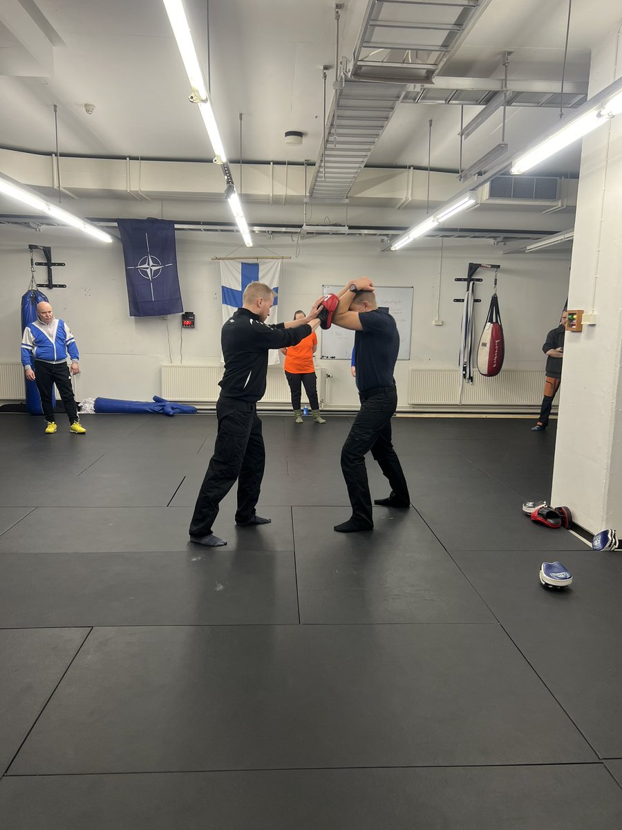 WingmanSec's tweet photo. Koska me uskomme treenaamiseen! 
Järjestyksenvalvojien ja vartijoiden voimankäytön treenipäivä tänään Heracles Valkeakosken salilla. Koko päivä treeniä, ensin toimivaltuuksia ja lakia, sitten fyysisiä keinoja, voimankäyttöä, hätävarjelua, välineillä ja ilman https://t.co/Z56QGeQ9So