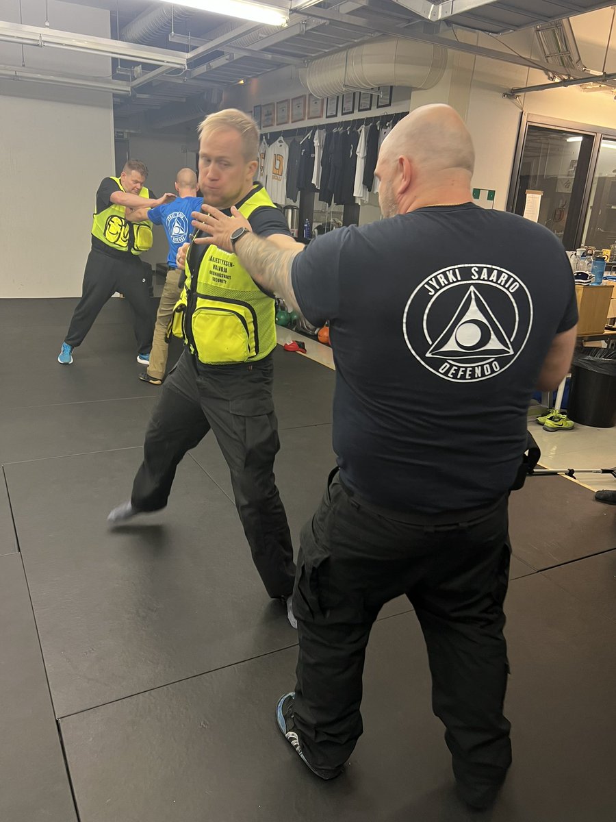 WingmanSec's tweet photo. Koska me uskomme treenaamiseen! 
Järjestyksenvalvojien ja vartijoiden voimankäytön treenipäivä tänään Heracles Valkeakosken salilla. Koko päivä treeniä, ensin toimivaltuuksia ja lakia, sitten fyysisiä keinoja, voimankäyttöä, hätävarjelua, välineillä ja ilman https://t.co/Z56QGeQ9So