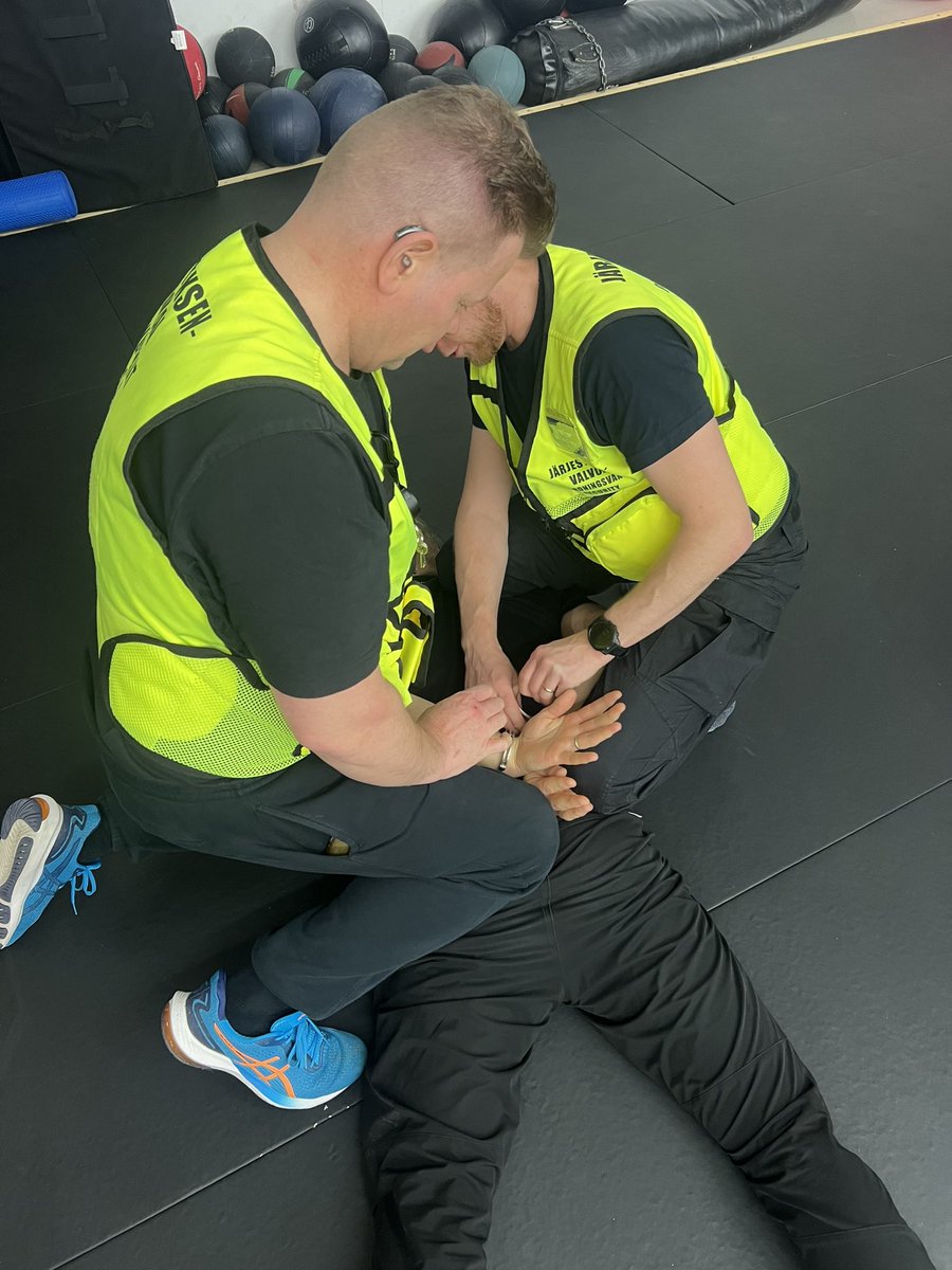 WingmanSec's tweet photo. Koska me uskomme treenaamiseen! 
Järjestyksenvalvojien ja vartijoiden voimankäytön treenipäivä tänään Heracles Valkeakosken salilla. Koko päivä treeniä, ensin toimivaltuuksia ja lakia, sitten fyysisiä keinoja, voimankäyttöä, hätävarjelua, välineillä ja ilman https://t.co/Z56QGeQ9So