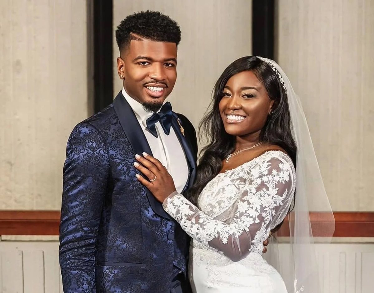 neceydixon's tweet photo. I know yall like to tussle but… AD standing up to show Clay her backside reminded me so much of… #loveisblind https://t.co/icbE0p7IvE