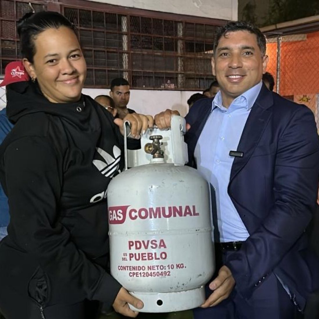 In Venezuela 🇻🇪 , receiving a mini cylinder with cooking gas from the narco regime is national news.
Socialism impoverishes the "people." The ruling oligarchy throws them crumbs. #SOSVenezuela