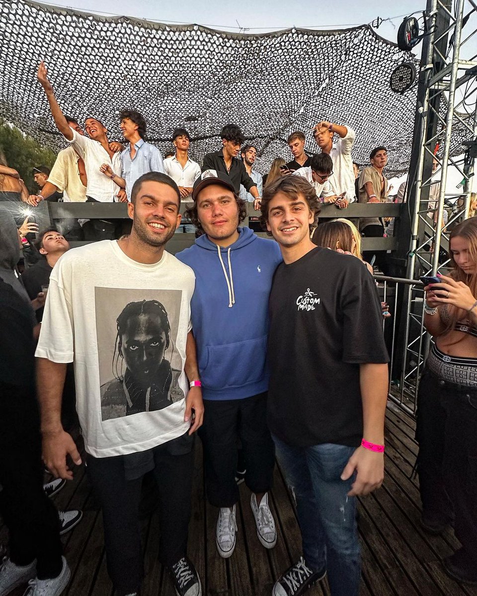 marcos_z's tweet photo. El fin de semana previo al Córdoba Open, Facu se tomó unos días de vacaciones con amigos en la costa argentina. Playa, fernet, mate, desconectar. Un par de semanas después, hizo sus primeros CF ATP en Córdoba y en un rato irá por su primer título en Buenos Aires. La buena vida. https://t.co/Emhu5yYO9c