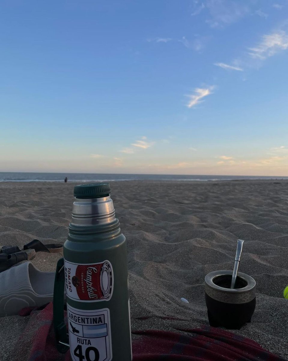 marcos_z's tweet photo. El fin de semana previo al Córdoba Open, Facu se tomó unos días de vacaciones con amigos en la costa argentina. Playa, fernet, mate, desconectar. Un par de semanas después, hizo sus primeros CF ATP en Córdoba y en un rato irá por su primer título en Buenos Aires. La buena vida. https://t.co/Emhu5yYO9c