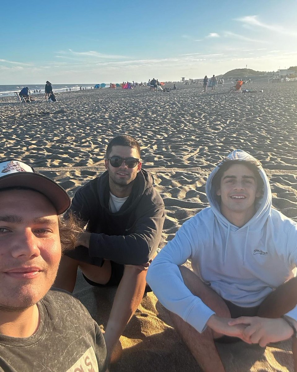 marcos_z's tweet photo. El fin de semana previo al Córdoba Open, Facu se tomó unos días de vacaciones con amigos en la costa argentina. Playa, fernet, mate, desconectar. Un par de semanas después, hizo sus primeros CF ATP en Córdoba y en un rato irá por su primer título en Buenos Aires. La buena vida. https://t.co/Emhu5yYO9c