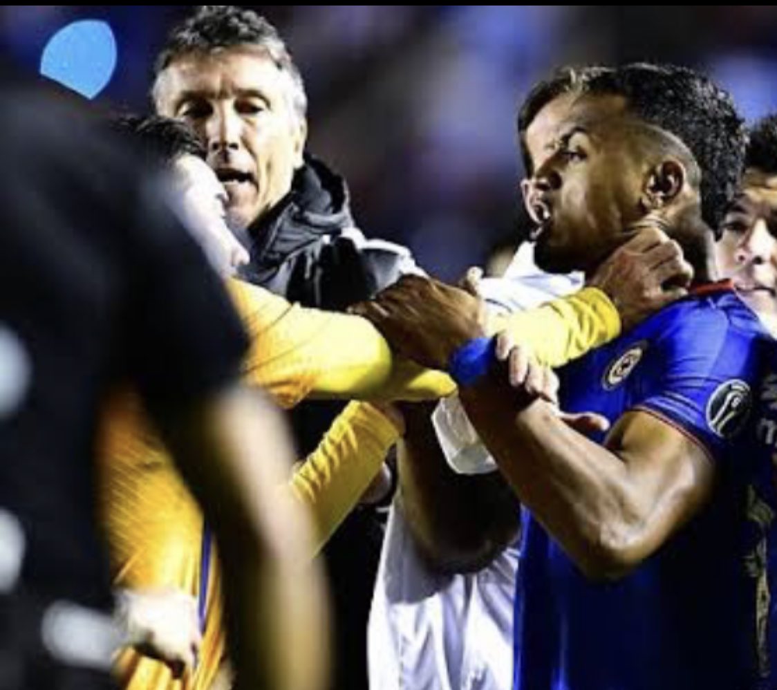 axelsolisrmz's tweet image. Vigón tomando del pescuezo a #Ditta 

@CruzAzul vs @TigresOficial 
@jpvigon