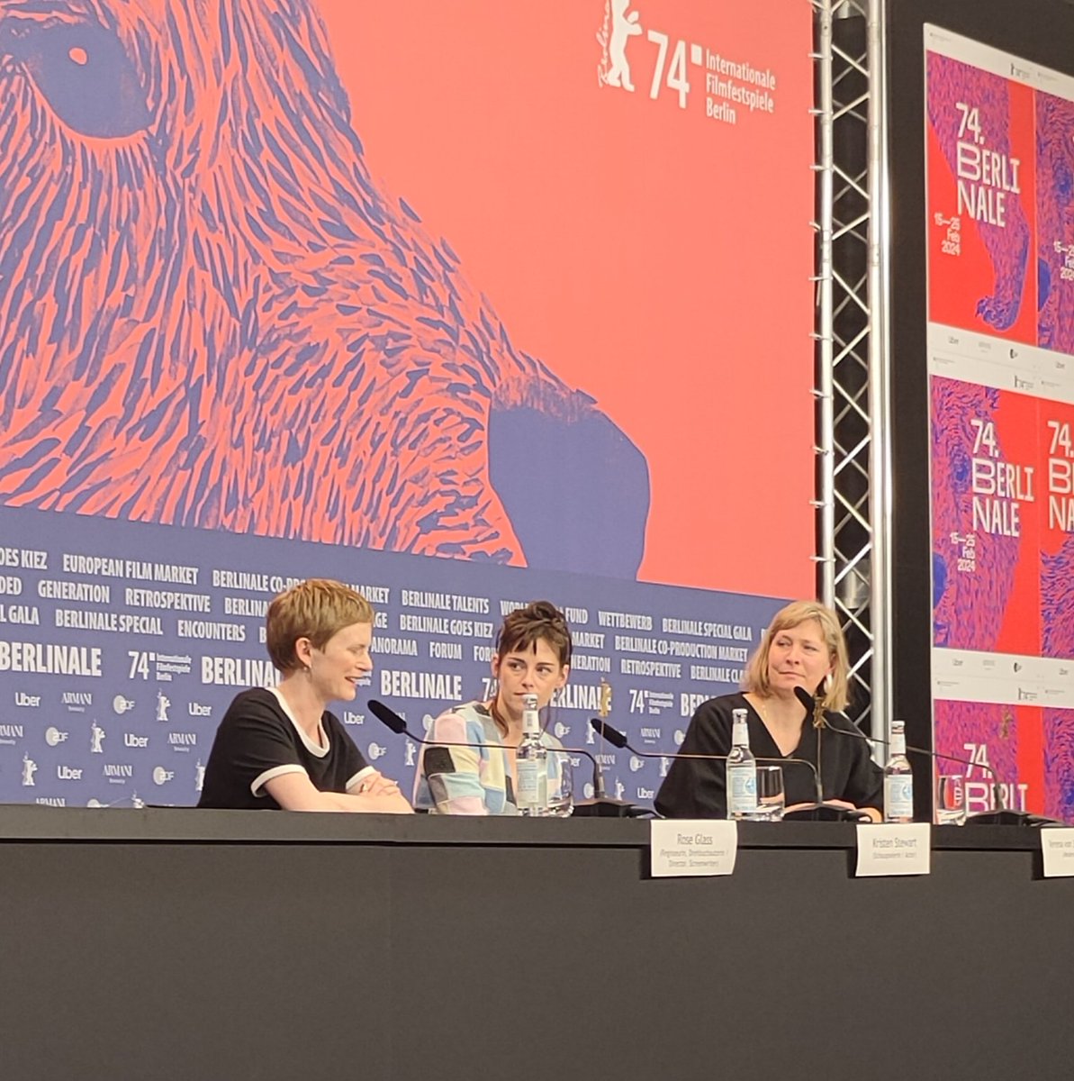 TimeZoppe's tweet photo. Sinon, on est à la @berlinale avec @JulietteReitzer et on a posé des questions à Kristen Stewart en conférence de presse pour LOVE LIES BLEEDING de Rose Glass 💅🏼 https://t.co/Is67VCZwya