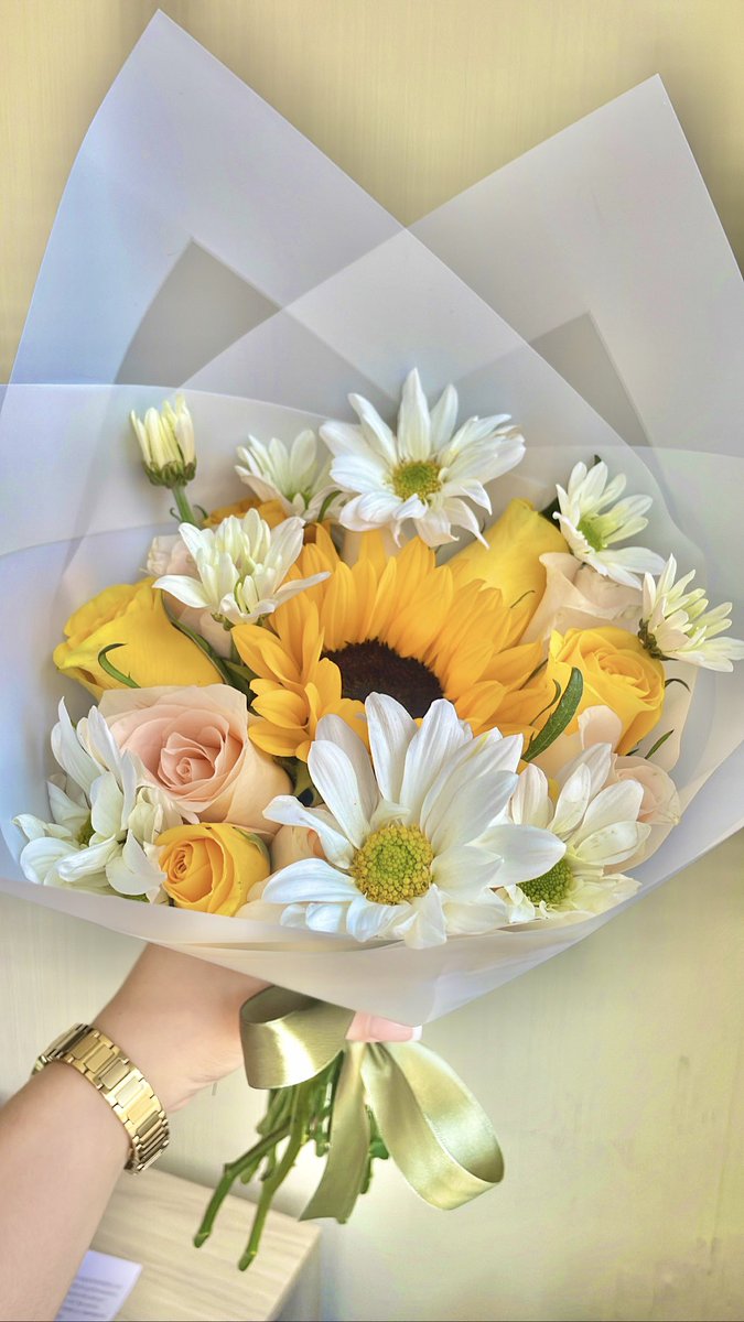 OxomDarleene's tweet photo. Llenándome de más flores lindas 🥰 https://t.co/f3Ng8jk80V