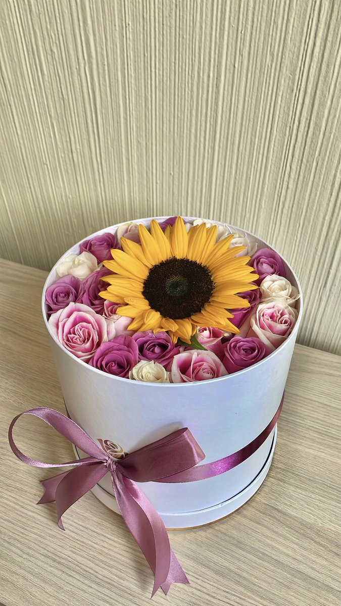 OxomDarleene's tweet photo. Llenándome de más flores lindas 🥰 https://t.co/f3Ng8jk80V