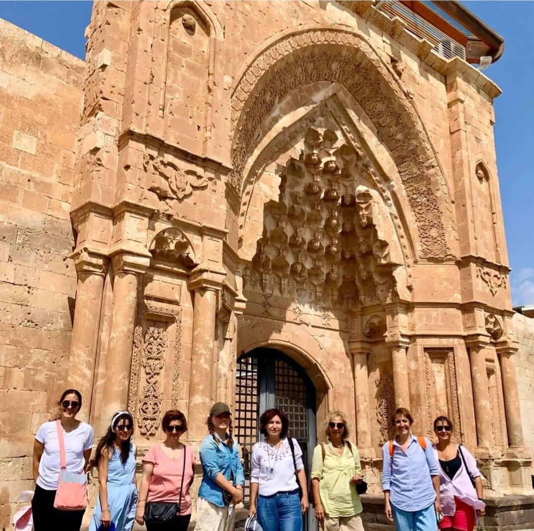 Hiçbir detayı ıskalamamak için #rehbersizturolmaz diyoruz. 
<a href="/RTErdogan/">Recep Tayyip Erdoğan</a> <a href="/TCKulturTurizm/">T.C. Kültür ve Turizm Bakanlığı</a> <a href="/MehmetNuriErsoy/">Mehmet Nuri Ersoy</a> <a href="/HuseyinYayman/">Hüseyin Yayman🇹🇷</a> <a href="/TBMMresmi/">TBMM</a>
#ishakpasasarayı #Doğubayazıt