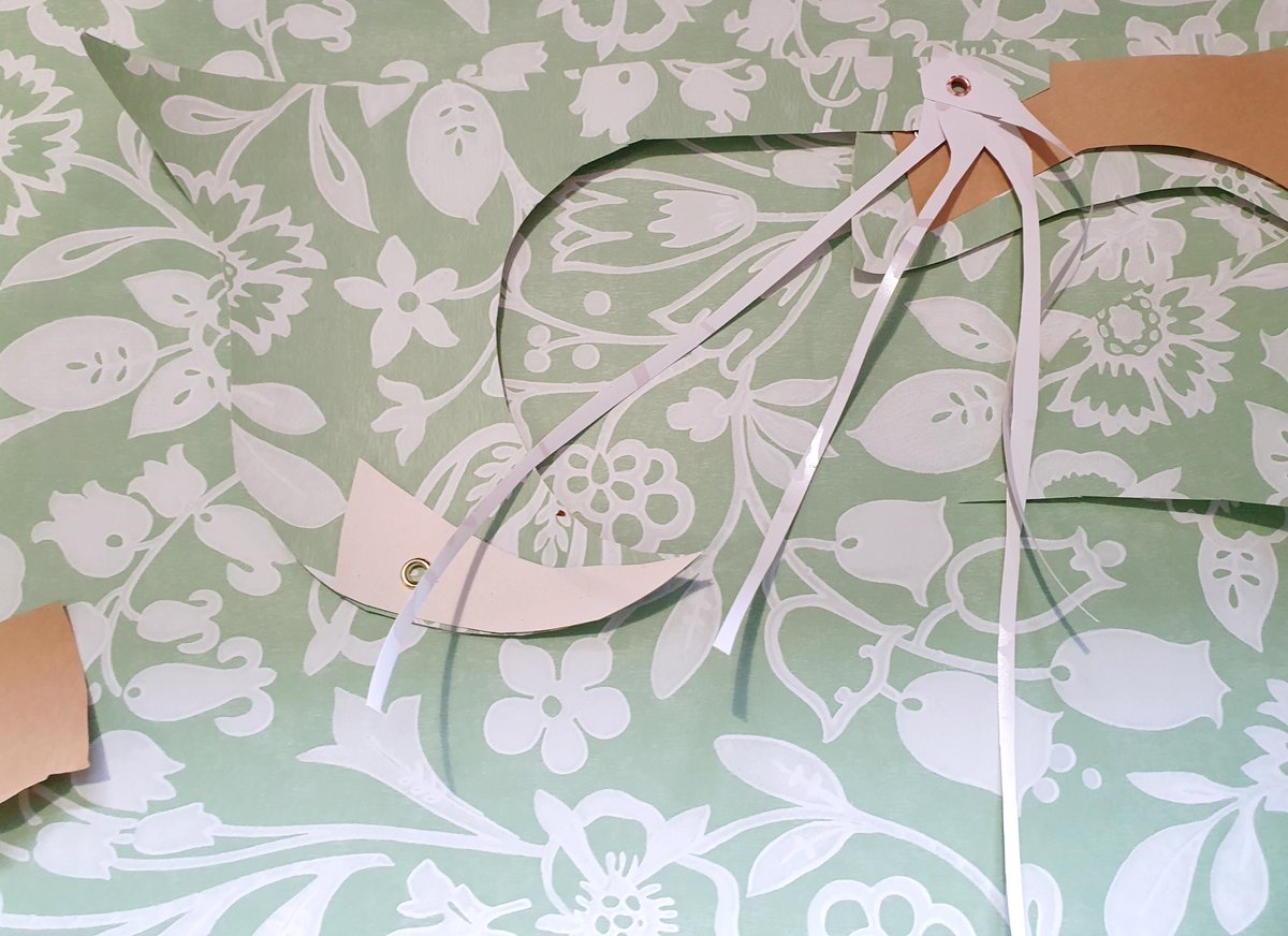C2CArtists's tweet photo. This gave a very subtle sense of movement and suggestions of mobiles, which added to the whimsical mood of the work.
It was fun to consider different compositions and backgrounds before settling on camouflaging the scene within the main pattern of wallpaper. @ace_national https://t.co/tvbfPhDxZk