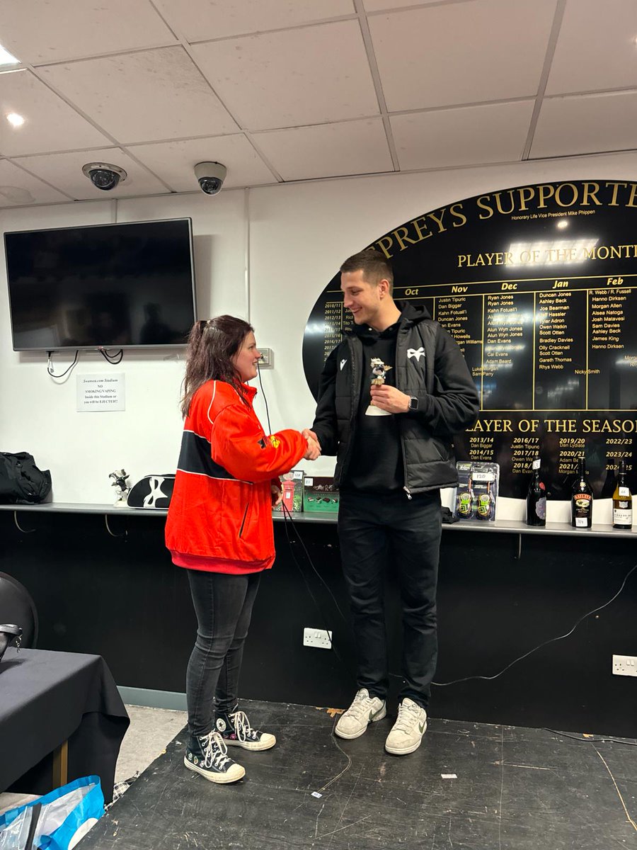 OspreysSC's tweet photo. Thanks to @MaxNagy1 for coming over to the Riverside bar today to collect his player of the month OSCA https://t.co/Ii6OXKJYsR