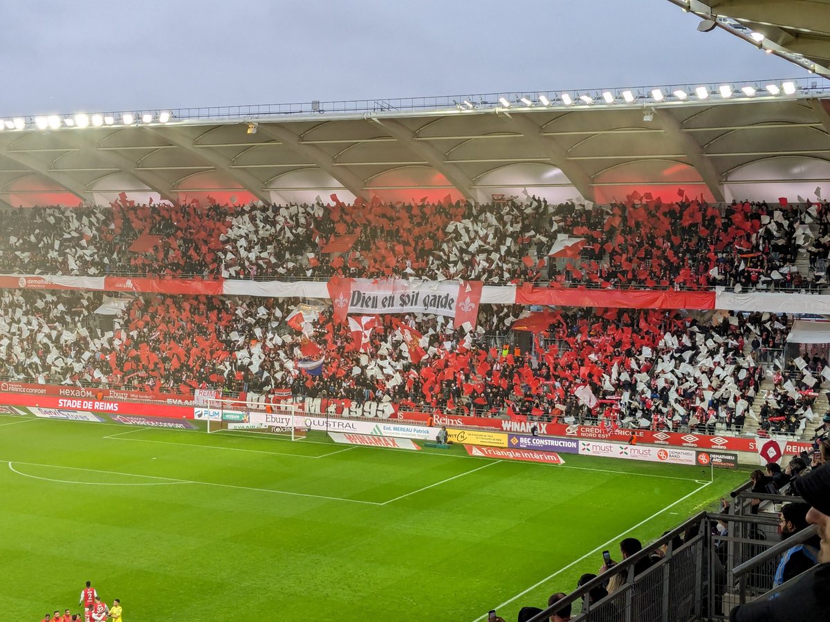 Belle ambiance au Stade Delaune - a guichets fermés  - pour supporter le <a href="/StadeDeReims/">Stade de Reims</a>, valeureux mais brouillon contre <a href="/RCLens/">Racing Club de Lens</a>  : 1-1 
Allez les 🔴et ⚪